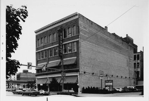 The building in 1985, when it housed the Papagaio bar.
