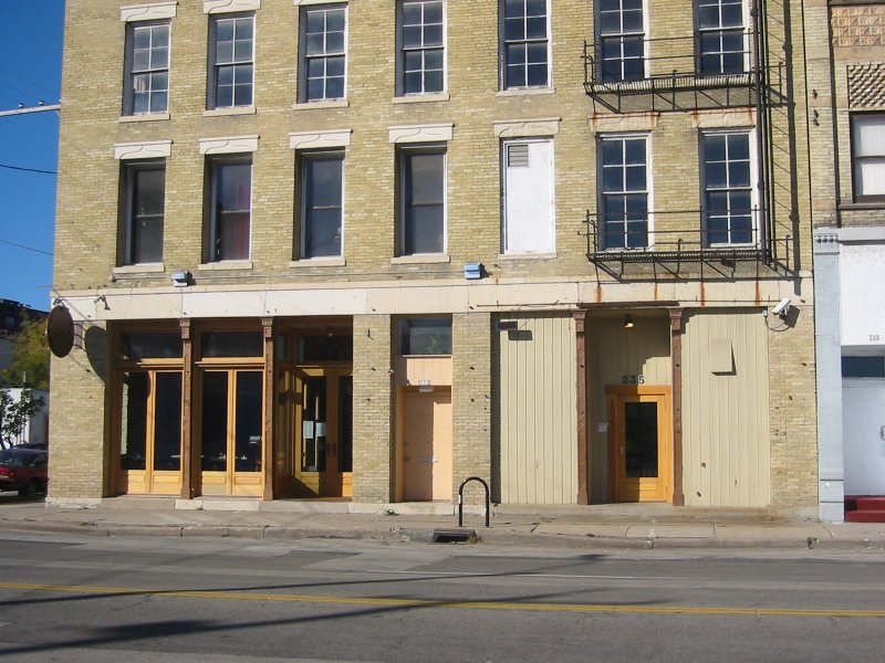 View of the building, late 2006.